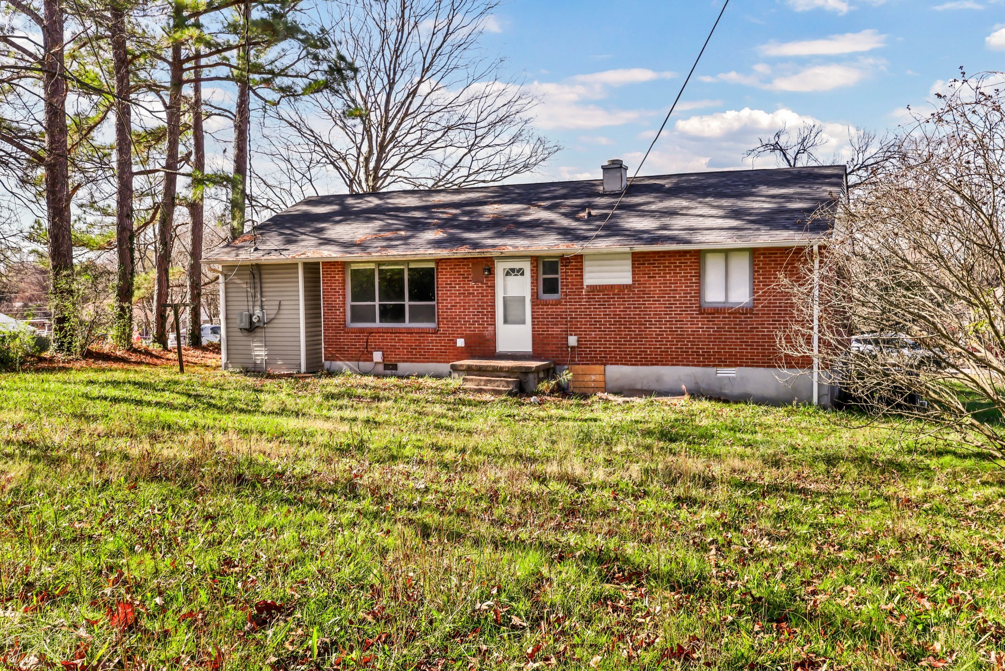 124 Yorktown Road Clarksville, TN 37042 - Photo 26 of 27 a front view of a house with garden