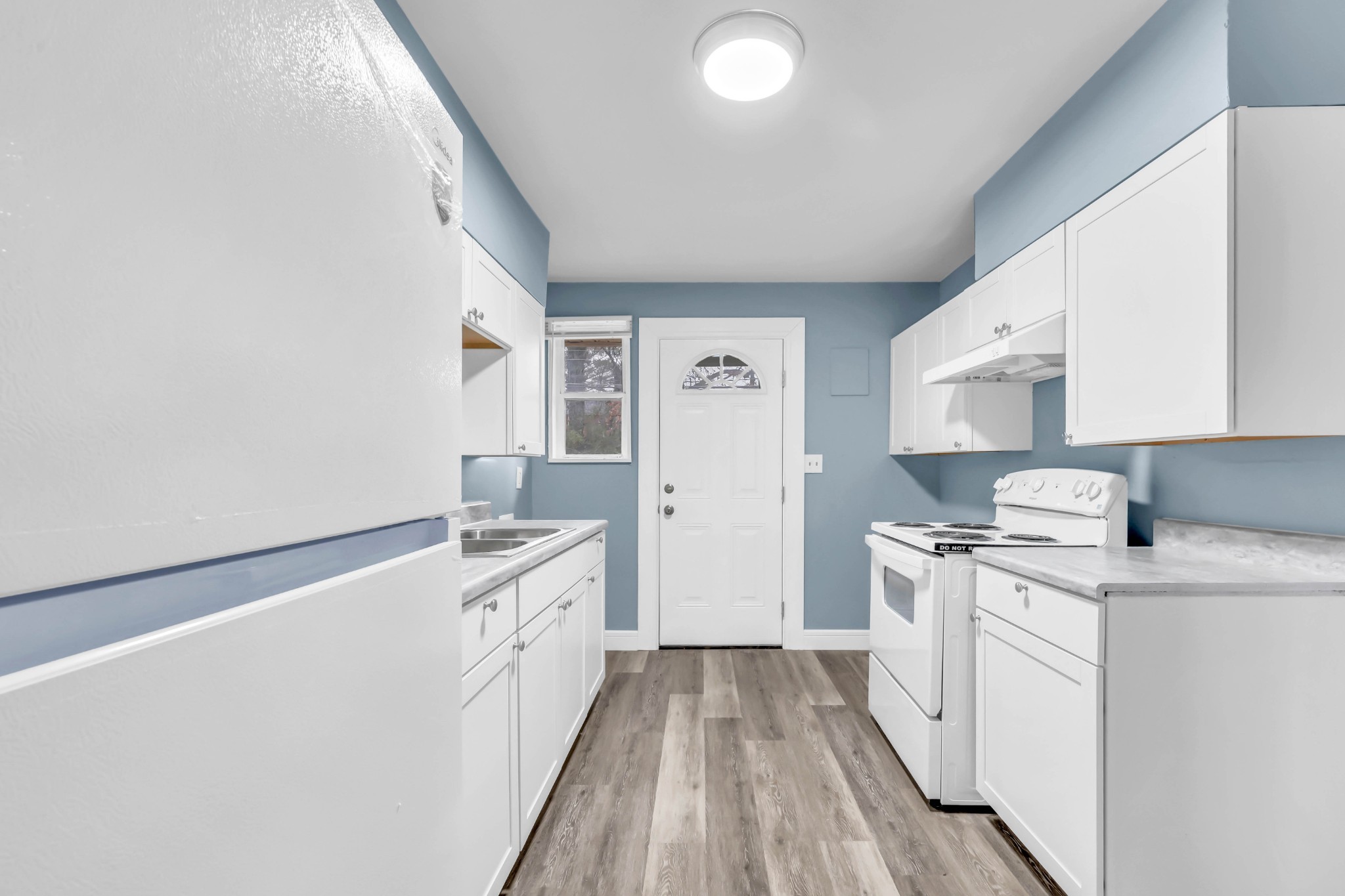 124 Yorktown Road Clarksville, TN 37042 - Photo 9 of 27 a kitchen with a stove a sink and a refrigerator