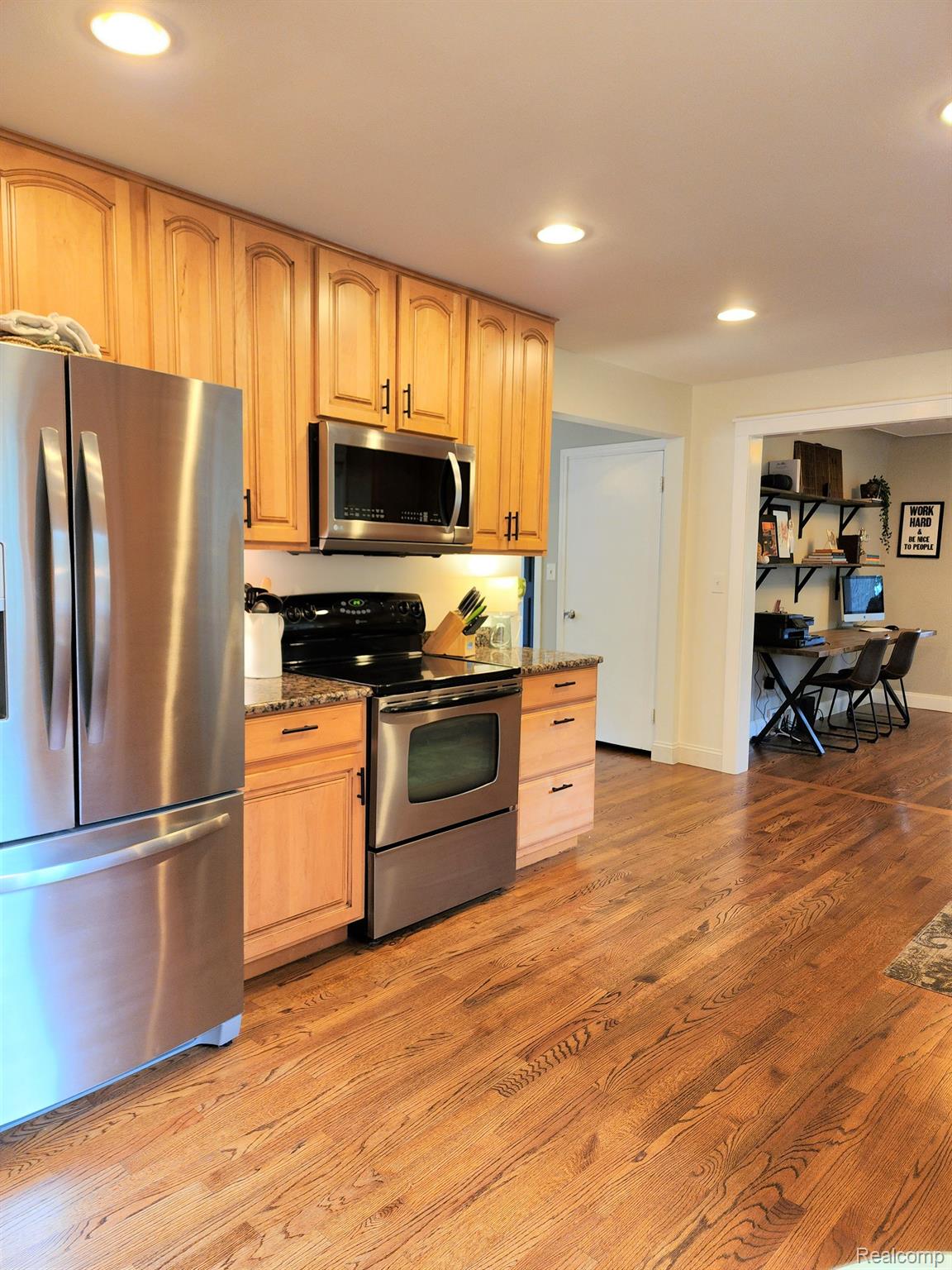 2990 Hillendale Drive Rochester, MI 48309 - Photo 10 of 32 Kitchen opens up into flex room and dining room.