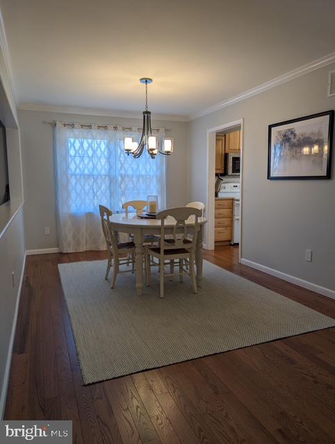 18 Kings Bridge Court Newark, DE 19702 - Photo 11 of 38 a dining room with furniture a rug and a chandelier
