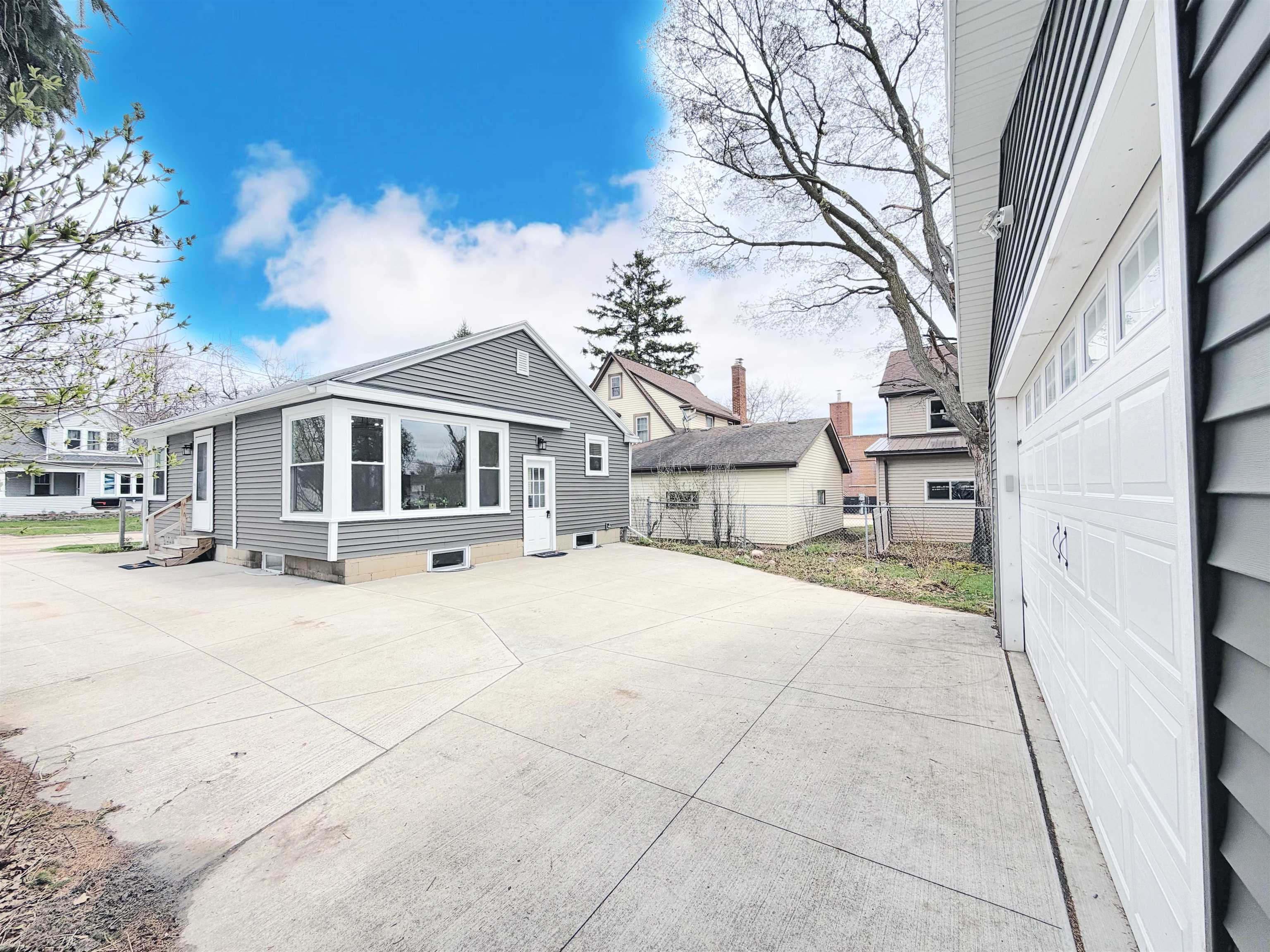 225 East Circle Street Appleton, WI 54911 - Photo 1 of 24