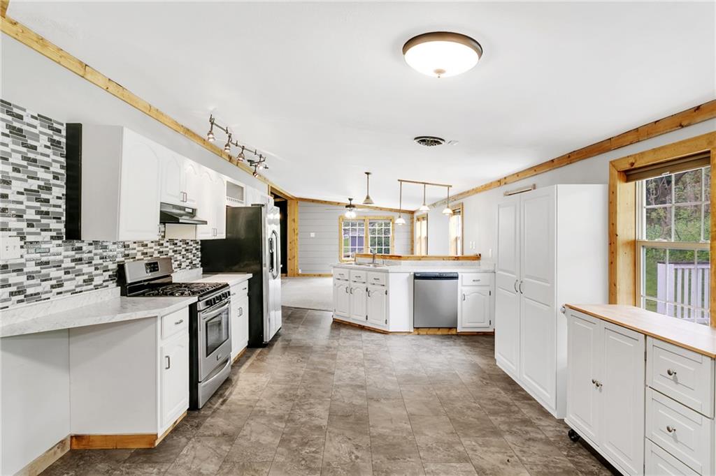 360 Clements Road Pittsburgh, PA 15239 - Photo 5 of 25