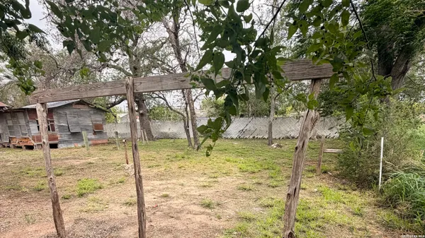 $49,999 | 508 North Bright Drive, Devine, TX 78016