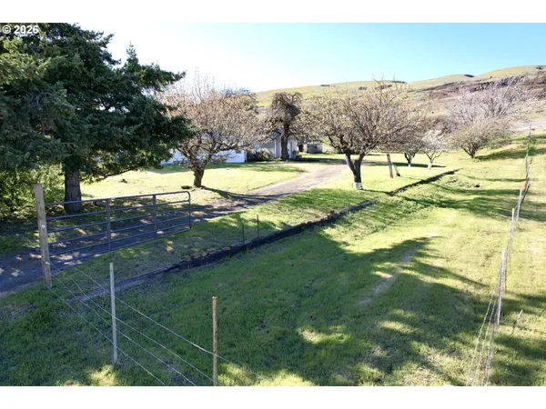 $395,000 | 4925 7 Mile Hill Road, The Dalles, OR 97058