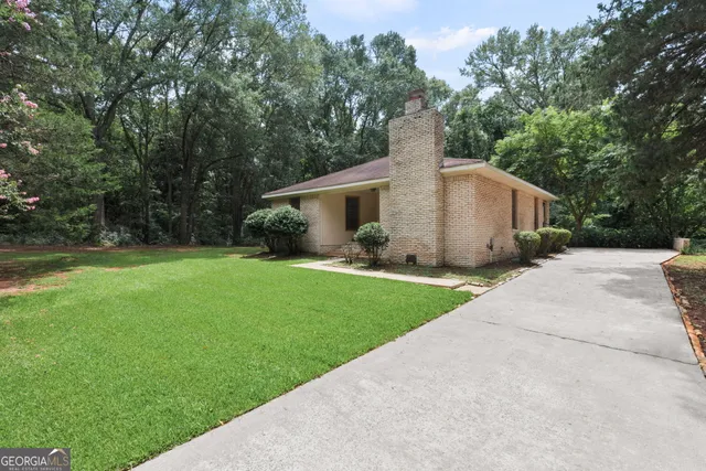 a house that is sitting in the grass