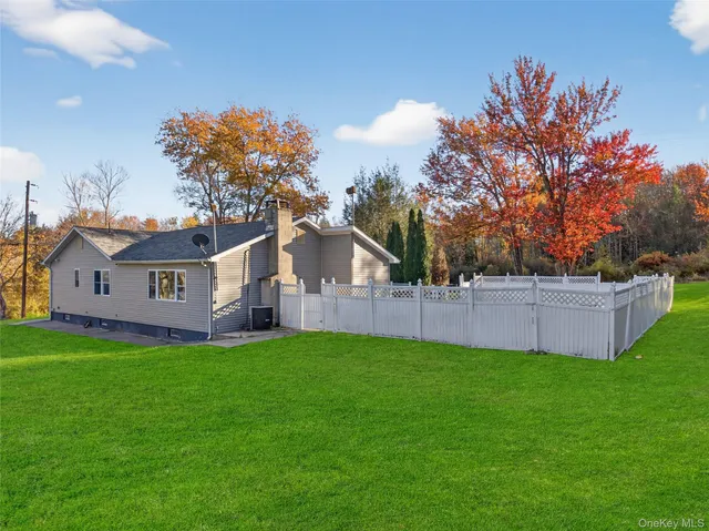 a view of a house with a yard