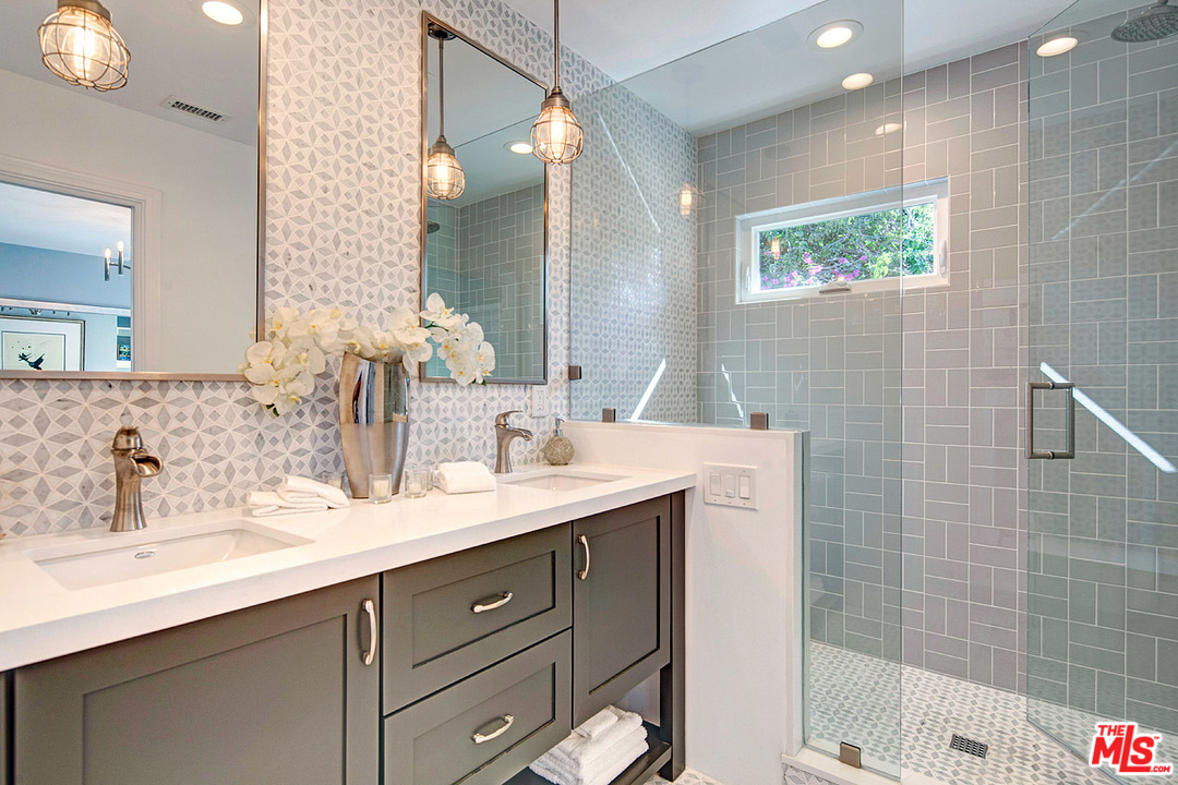 11362 Charnock Road Los Angeles, CA 90066 - Photo 17 of 23 Gallery Image 17
