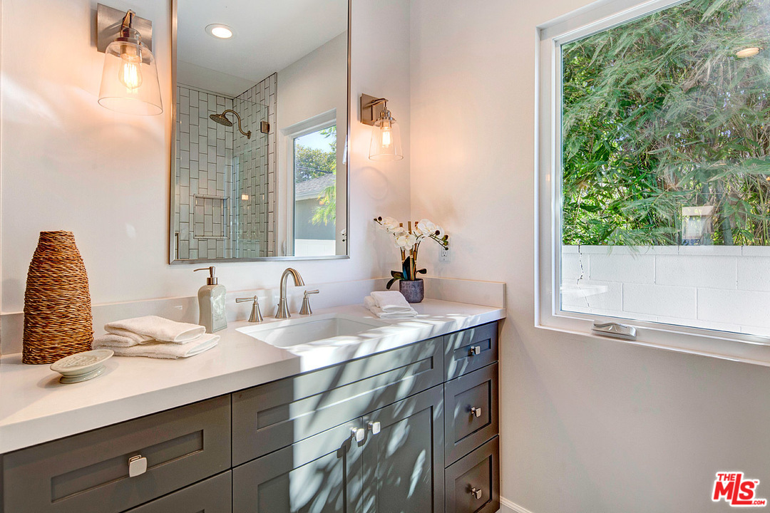 11362 Charnock Road Los Angeles, CA 90066 - Photo 21 of 23 Gallery Image 21