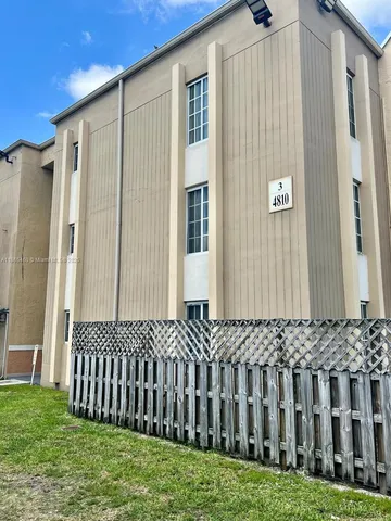 a sign board with yard in the back