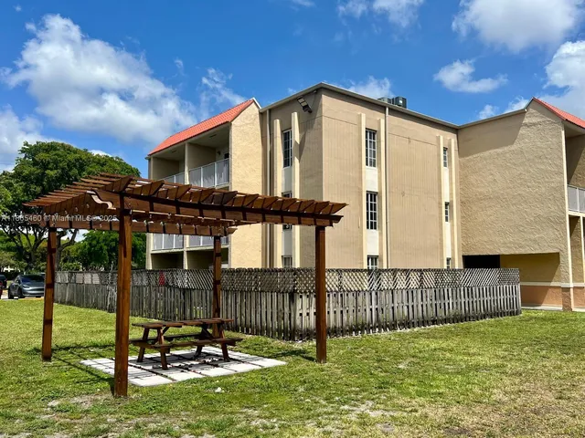 $1,900 | 4810 Northwest 79th Avenue, Unit 305, Doral, FL 33166