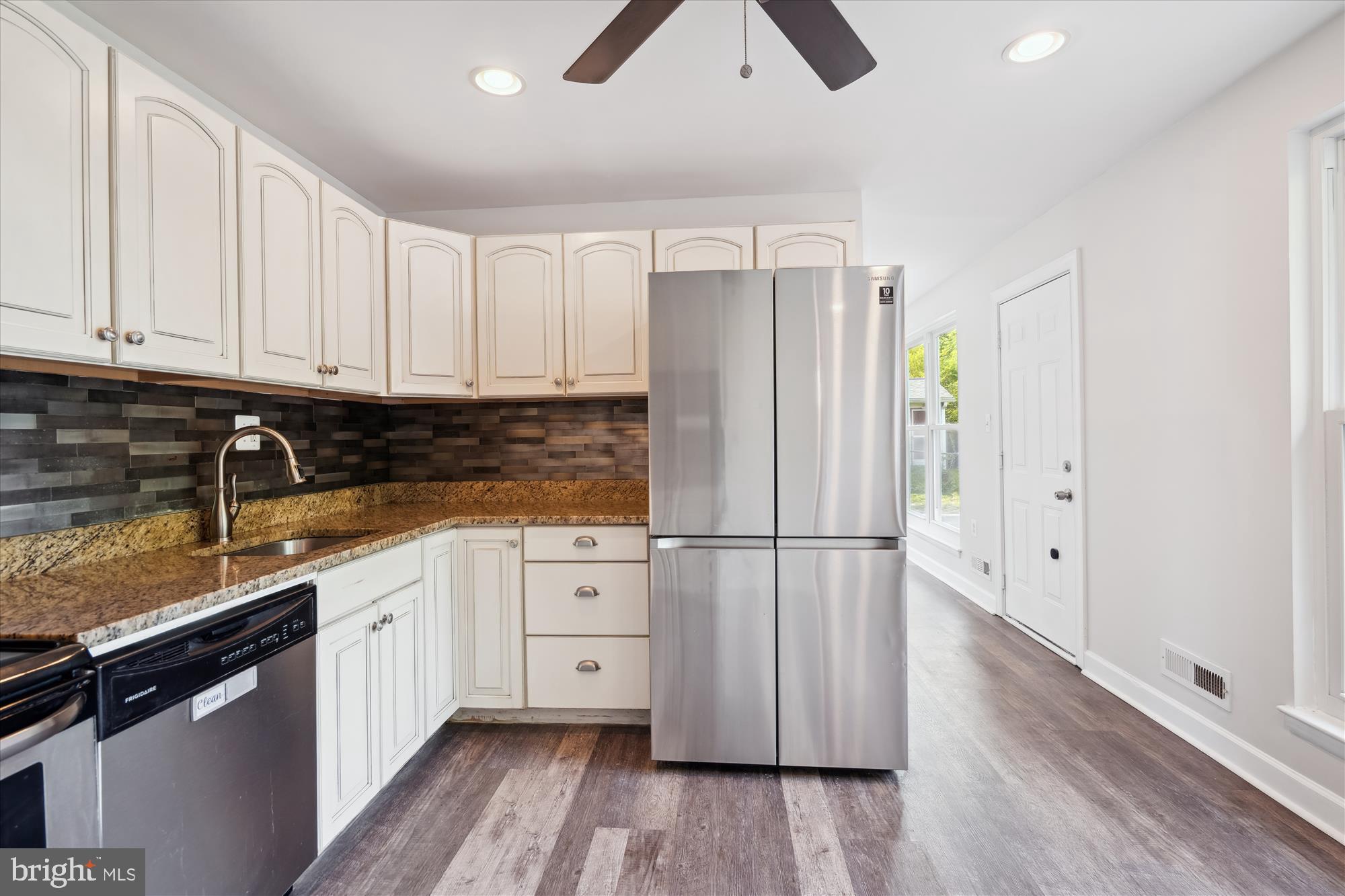 12812 Crisfield Road Silver Spring, MD 20906 - Photo 18 of 83 Kitchen has Granite Counter Tops