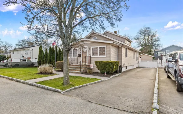$599,999 | 253 South 7th Street, Lindenhurst, NY 11757