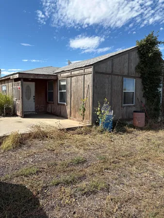 a view of a house with backyard