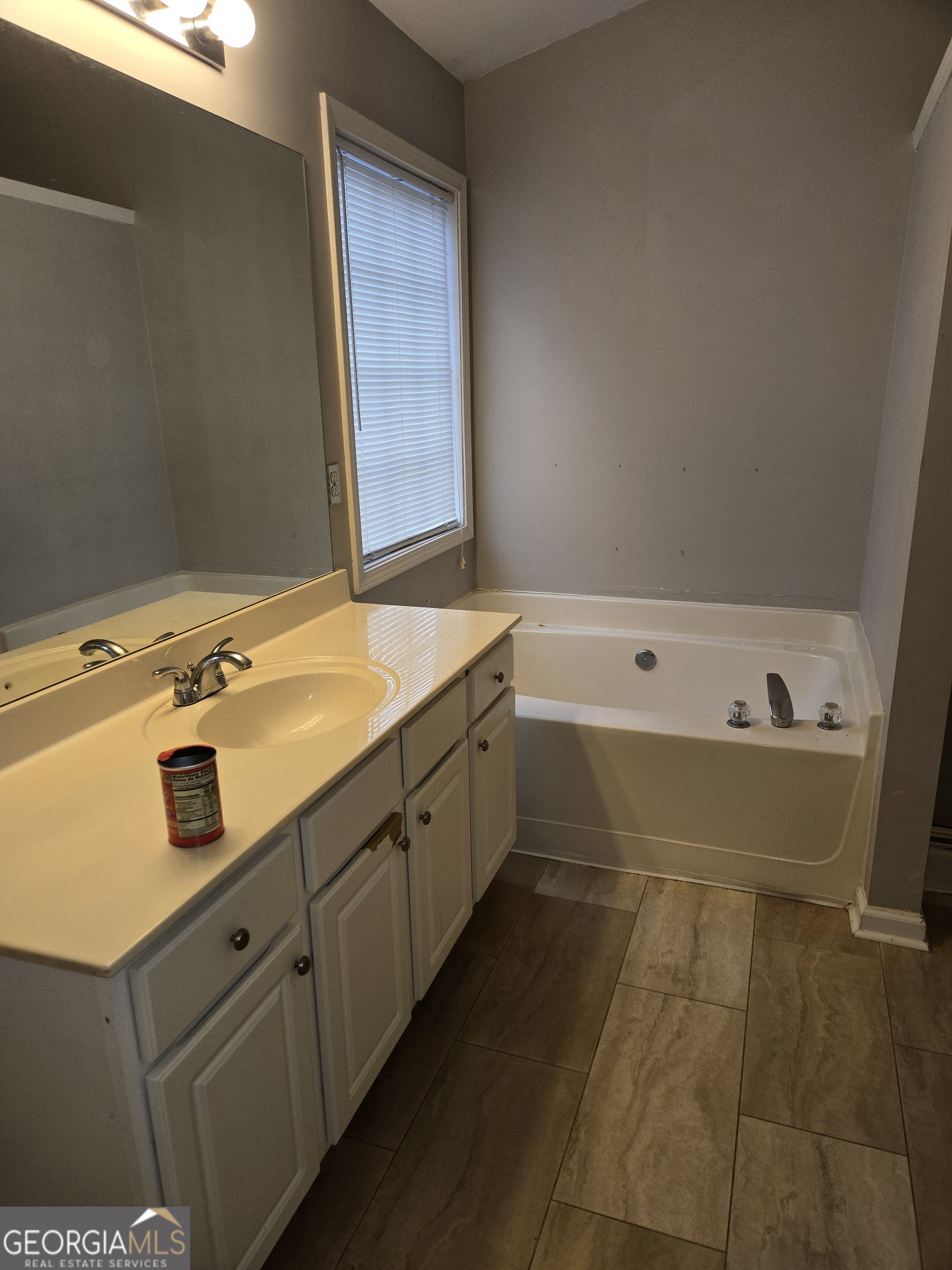 1558 Silver Ridge Drive Southwest Austell, GA 30106 - Photo 12 of 18 a bathroom with a tub sink and mirror