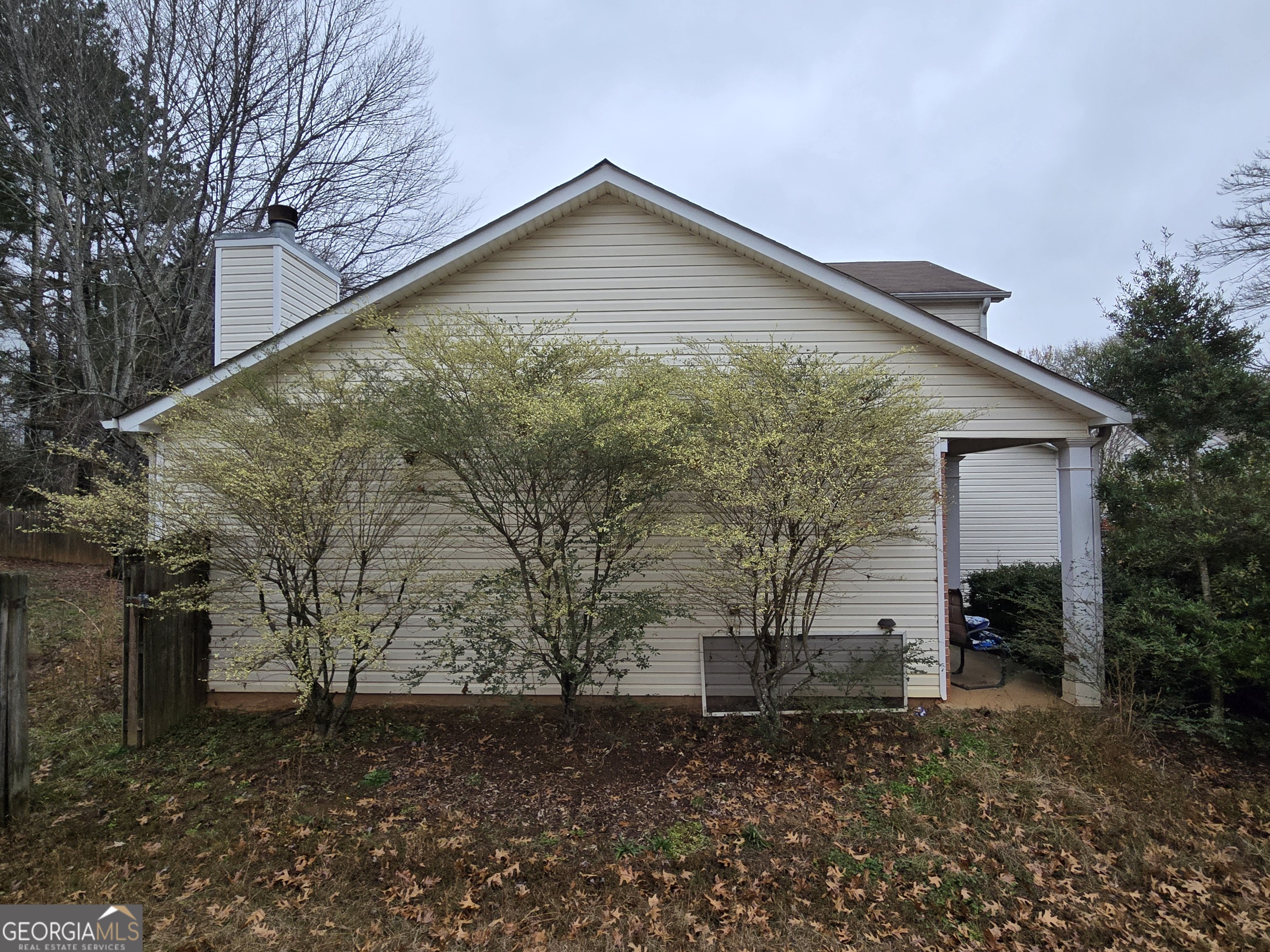 1558 Silver Ridge Drive Southwest Austell, GA 30106 - Photo 3 of 18 a front view of a house with garden