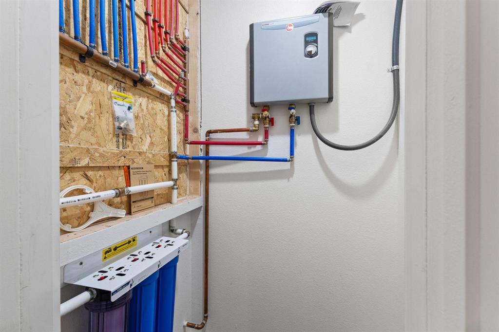 1325 Reynolds Road Whitewright, TX 75491 - Photo 27 of 39 a close up of a mirror