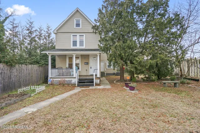 a view of backyard of the house