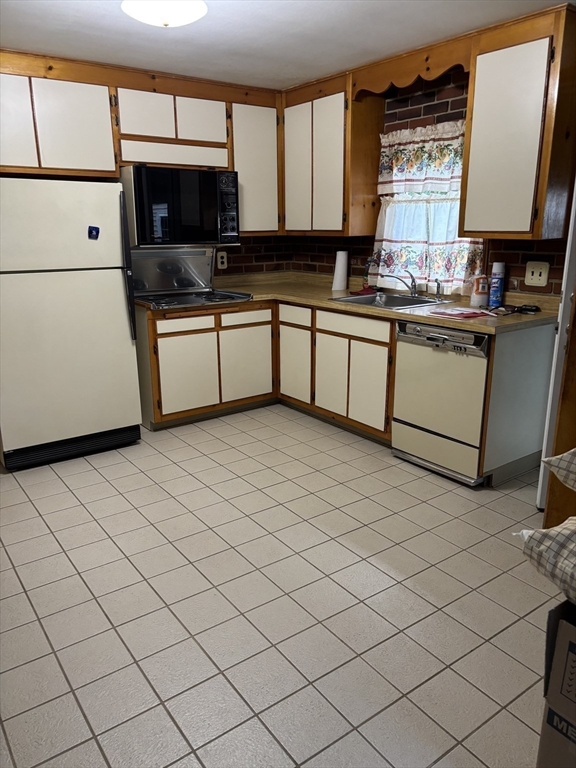 22 Beverly Road Grafton, MA 01536 - Photo 9 of 26 Gallery Image 9