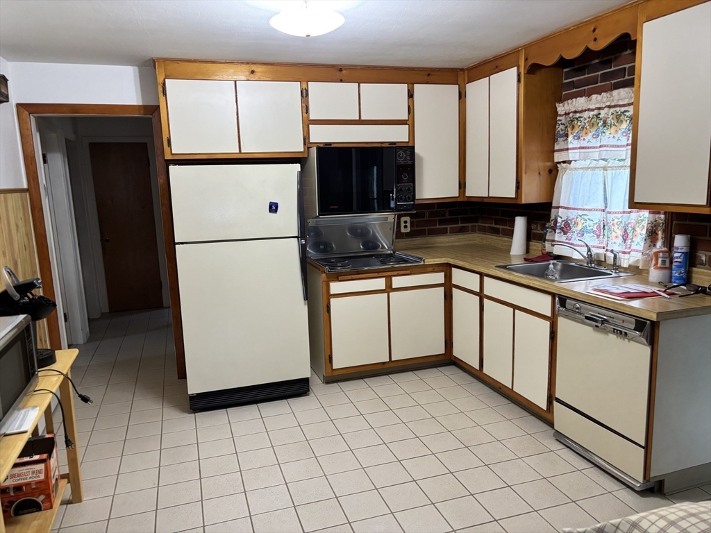22 Beverly Road Grafton, MA 01536 - Photo 10 of 26 Gallery Image 10