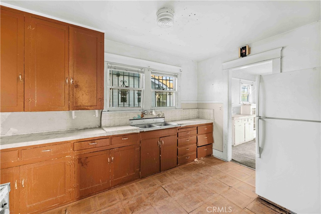 315 West Cedar Street Compton, CA 90220 - Photo 13 of 19 Kitchen