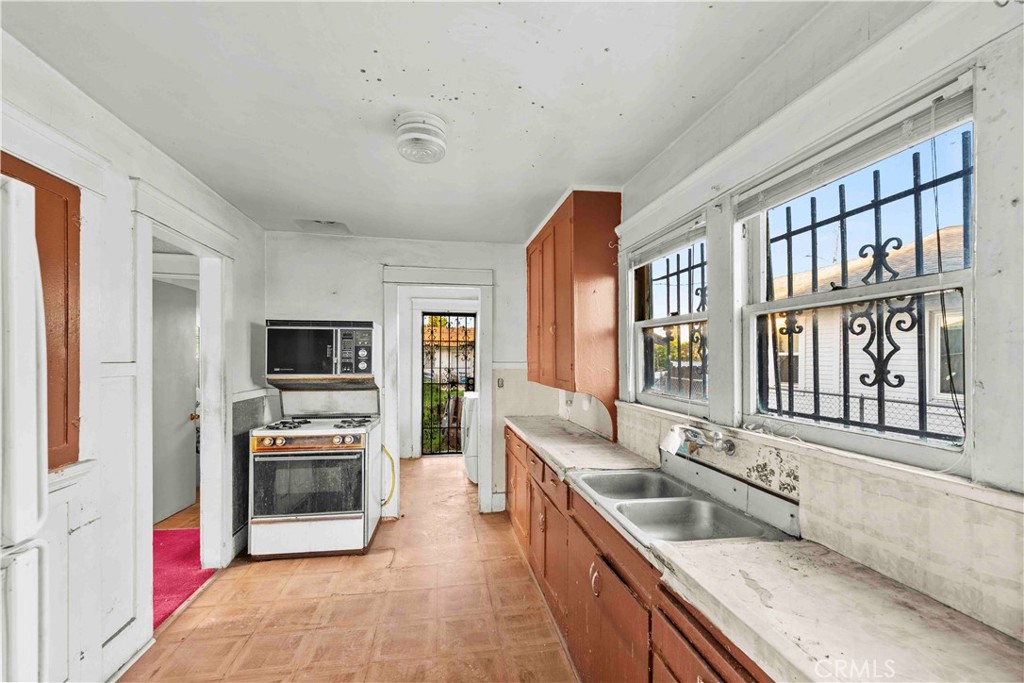 315 West Cedar Street Compton, CA 90220 - Photo 14 of 19 Kitchen