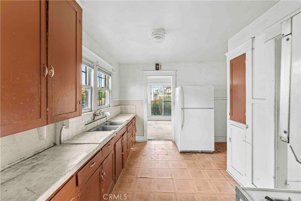 315 West Cedar Street Compton, CA 90220 - Photo 15 of 19 Kitchen
