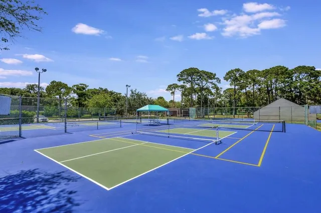 a view of entryway of a house