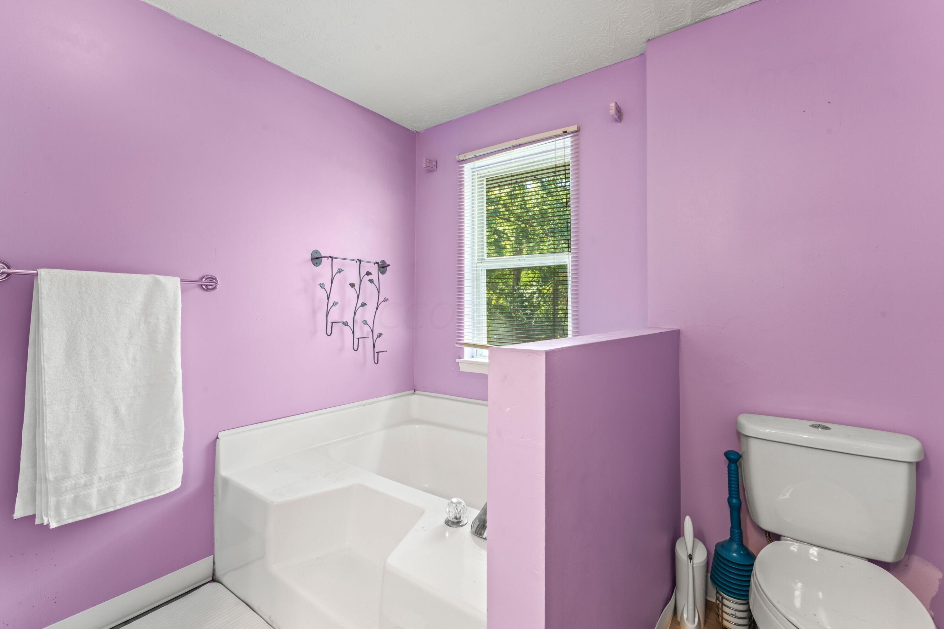 443 South Waggoner Road Reynoldsburg, OH 43068 - Photo 35 of 42 OWNERS BATH
