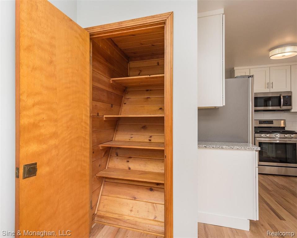 2032 Oxford Road Grosse Pointe Woods, MI 48236 - Photo 12 of 19