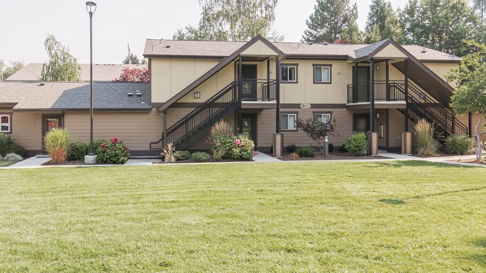 1108 South Rose Street, Unit 50 Phoenix, OR 97535 - Photo 4 of 10 a front view of a house with garden