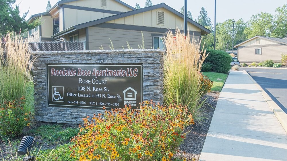 1108 South Rose Street, Unit 50 Phoenix, OR 97535 - Photo 8 of 10 a front view of a house with garden
