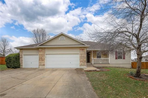 $325,000 | 1105 Creekside Court, Raymore, MO 64083