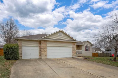 $325,000 | 1105 Creekside Court, Raymore, MO 64083