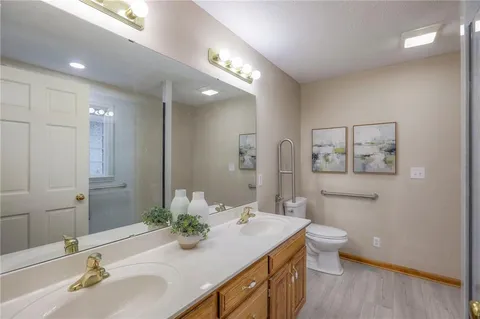 $325,000 | 1105 Creekside Court, Raymore, MO 64083