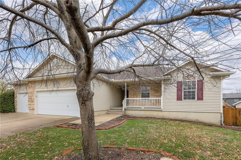 1105 Creekside Court Raymore, MO 64083 - Photo 3 of 40