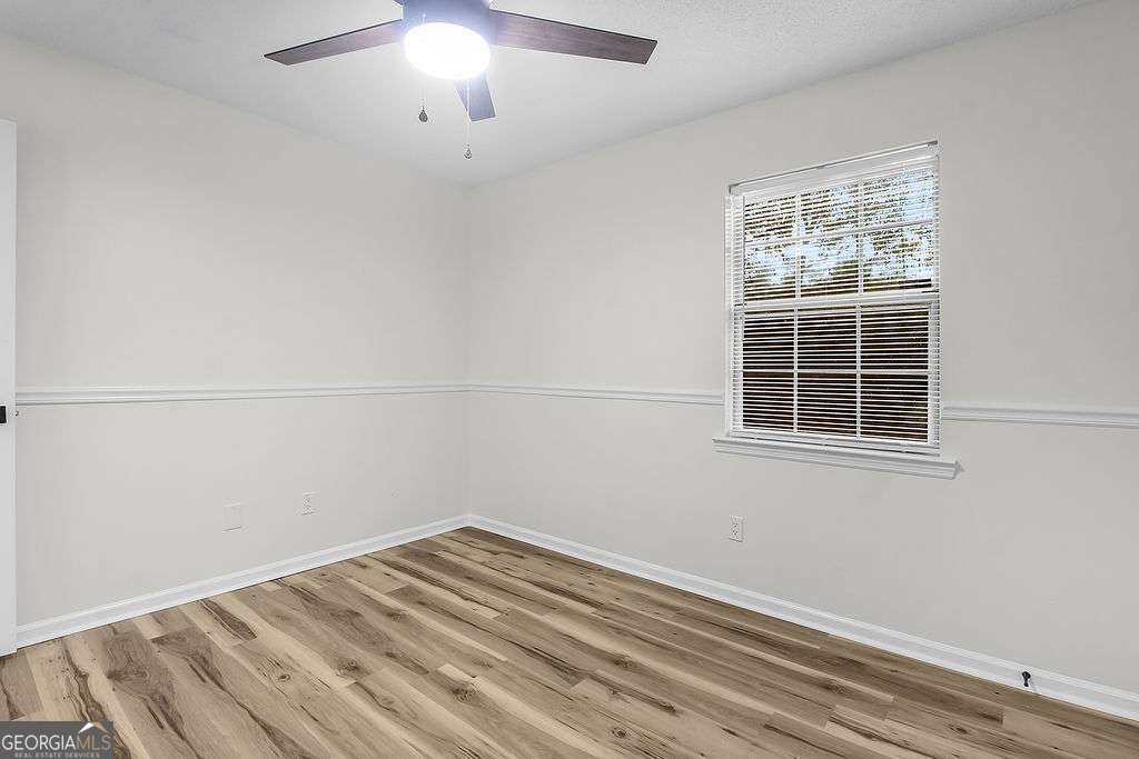804 Ridgewood Way Hinesville, GA 31313 - Photo 17 of 27 an empty room with a window