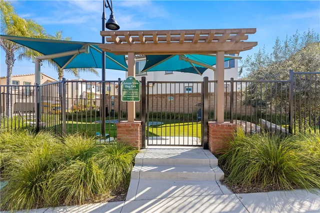 a view of a yard in front of house