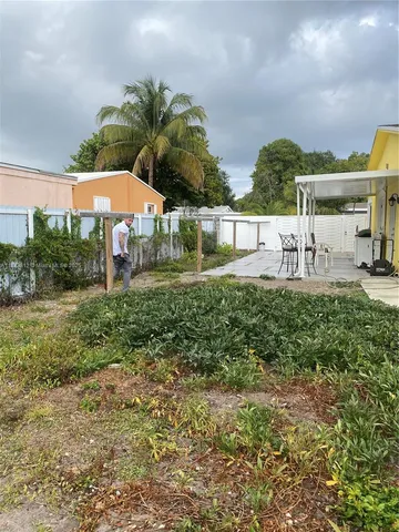 a view of a house with backyard