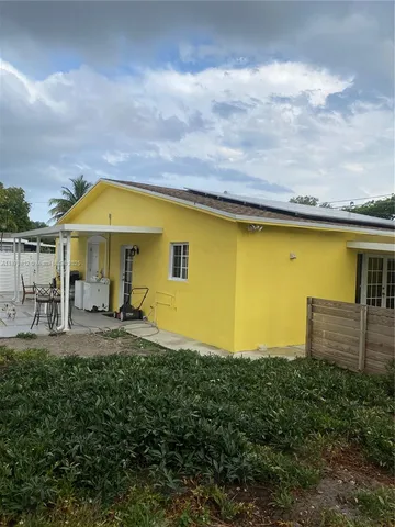 a house view with backyard space