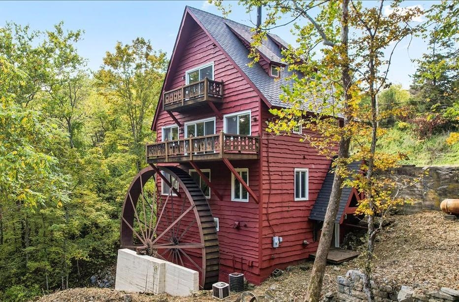 a top view of a house with a tree