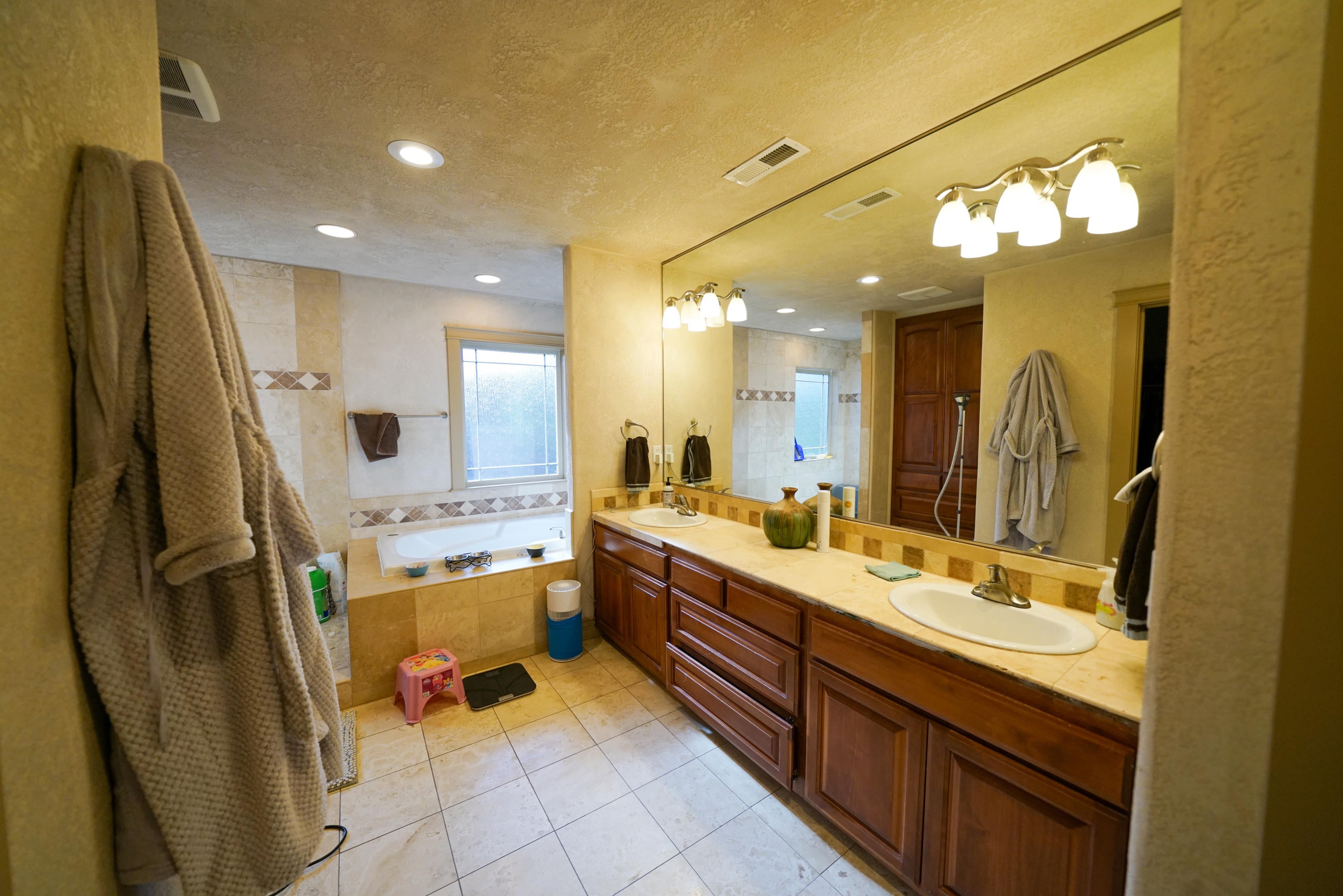 1961 Bluegrass Drive Central Point, OR 97502 - Photo 23 of 36 MASTER BATH 002