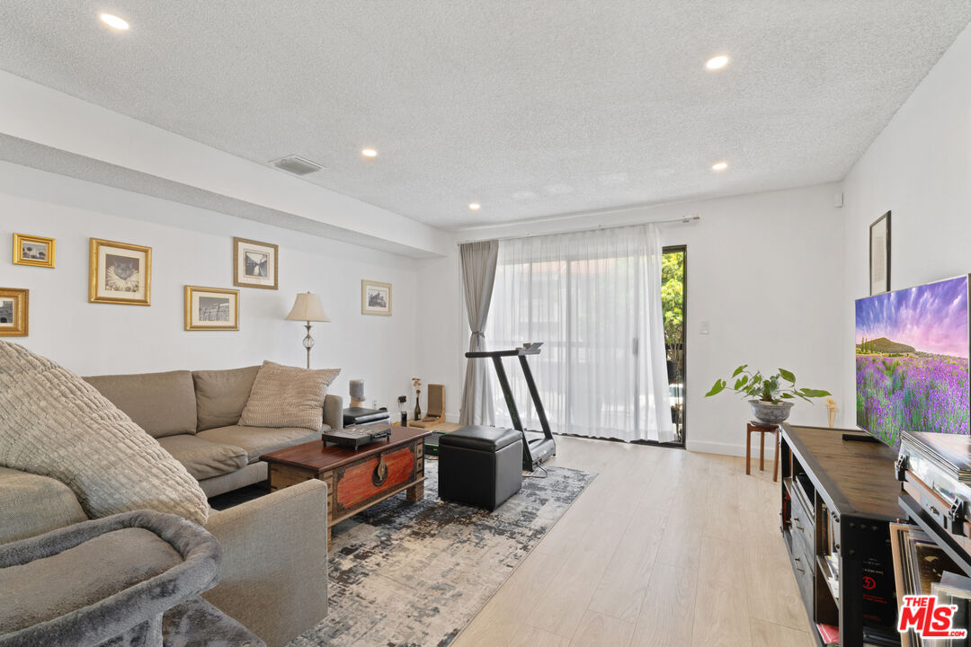 10916 Huston Street, Unit 102 North Hollywood, CA 91601 - Photo 11 of 22