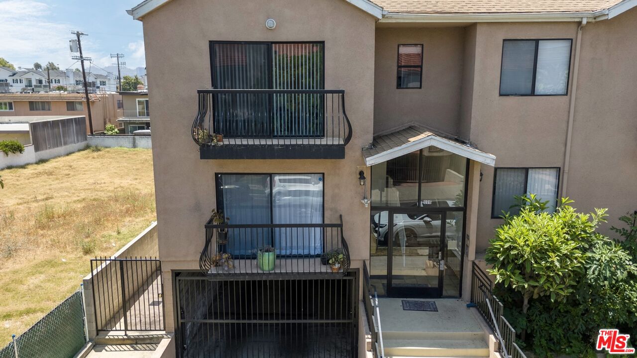 10916 Huston Street, Unit 102 North Hollywood, CA 91601 - Photo 3 of 22