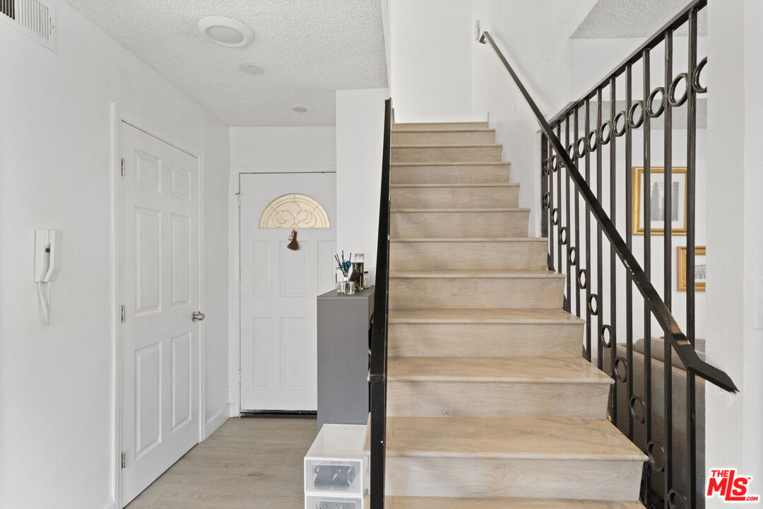 10916 Huston Street, Unit 102 North Hollywood, CA 91601 - Photo 5 of 22