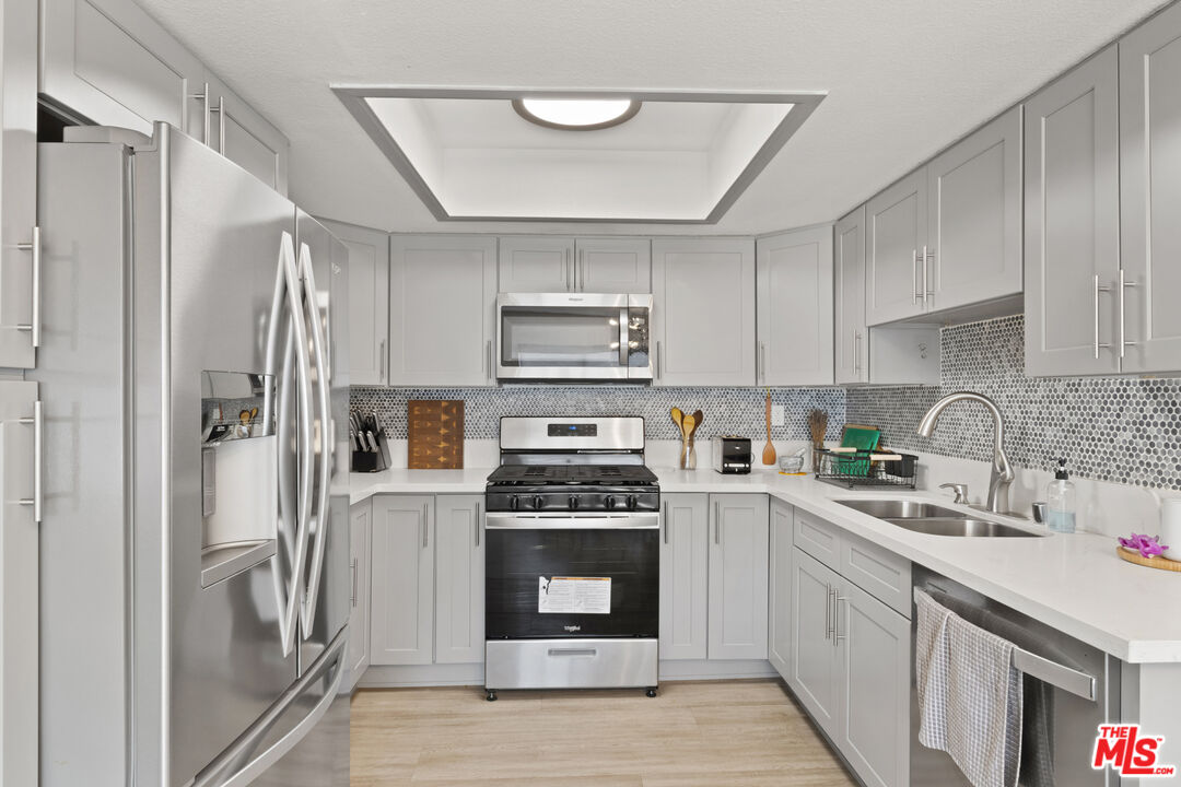 10916 Huston Street, Unit 102 North Hollywood, CA 91601 - Photo 7 of 22