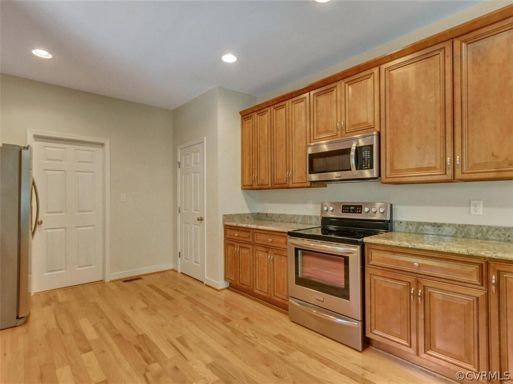 4720 Powhatan Lakes Road Powhatan, VA 23139 - Photo 14 of 35 Kitchen with granite counter-tops, breakfast bar,