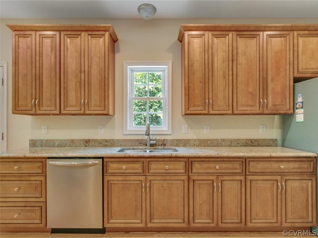 4720 Powhatan Lakes Road Powhatan, VA 23139 - Photo 18 of 35 Kitchen with granite counter-tops, breakfast bar,