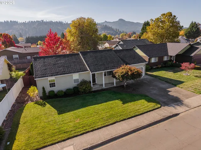 $404,900 | 1204 East 2nd Avenue, Sutherlin, OR 97479