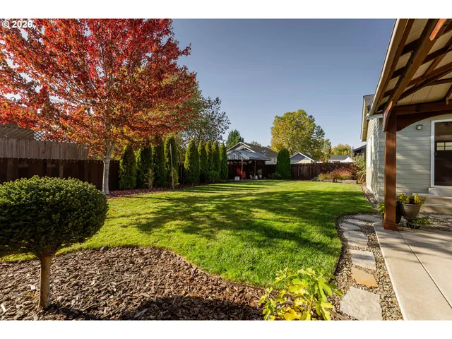 a view of sitting area with porch and sitting area