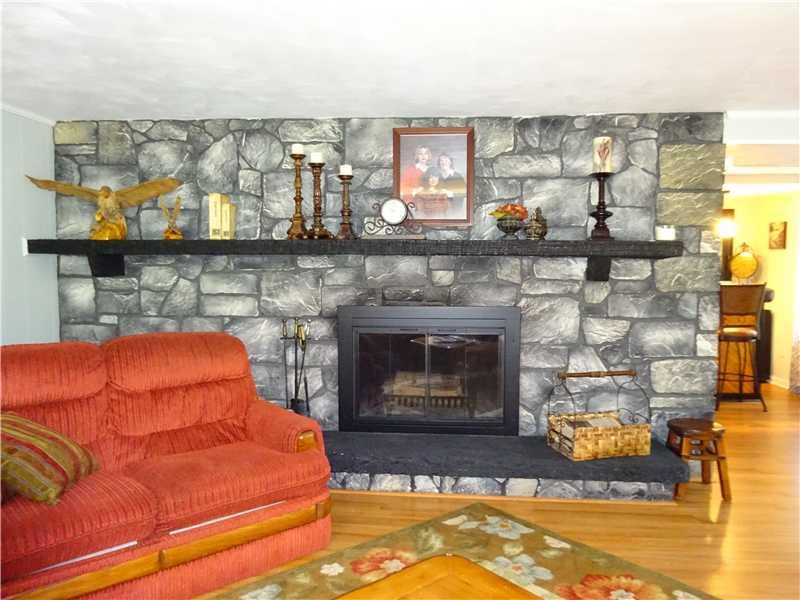 860 A Falck Road McKees Rocks, PA 15136 - Photo 8 of 25 Living Room.